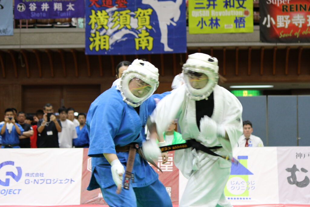 大倉萌の右ストレートの打ち下ろし